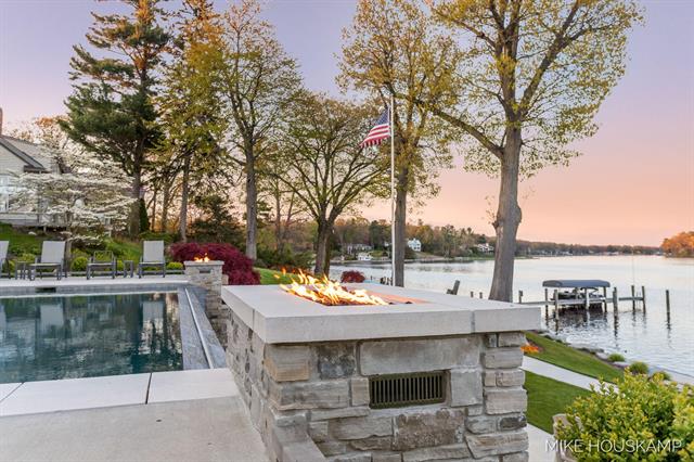 Builiding view fifty eight for 15945 Orchard Point, Spring Lake, MI. 49456