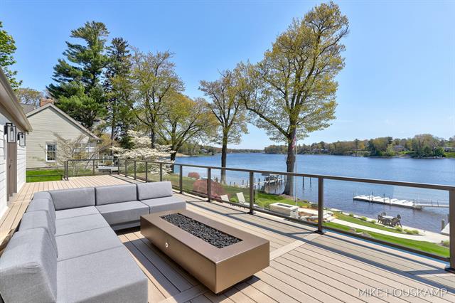 Builiding view seventy five for 15945 Orchard Point, Spring Lake, MI. 49456