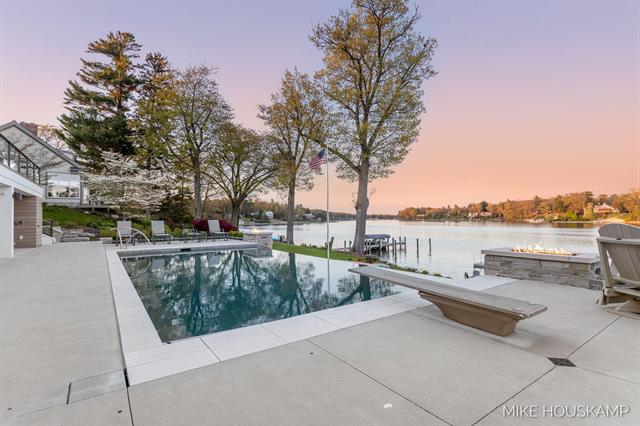 Builiding view sixty one for 15945 Orchard Point, Spring Lake, MI. 49456