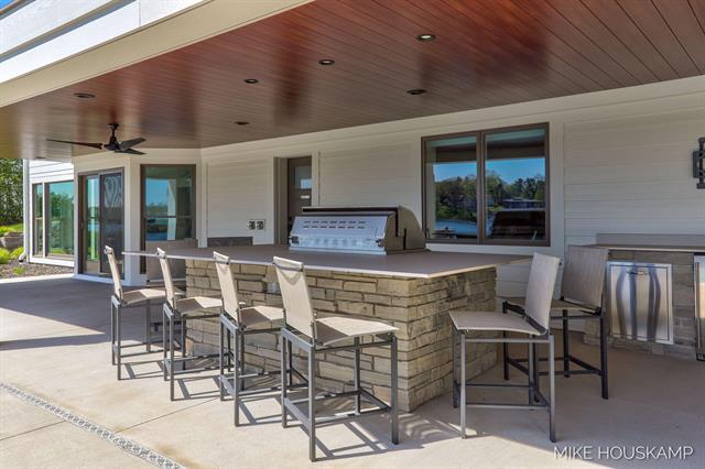 Builiding view twenty one for 15945 Orchard Point, Spring Lake, MI. 49456