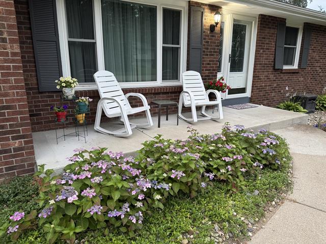 Builiding view thirty seven for 201 Mandalay, Kalamazoo, MI. 49009