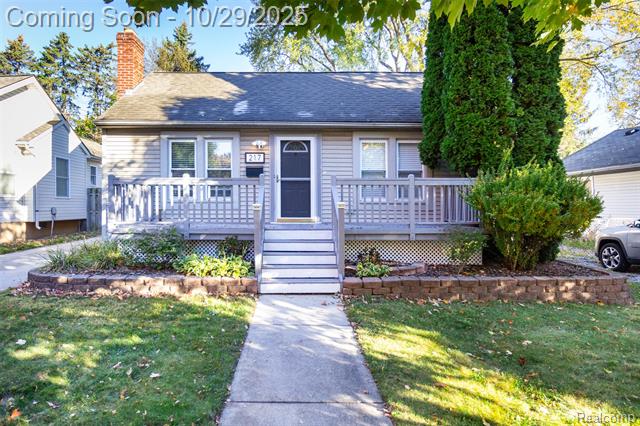 front view picture of 217 E Baker Ave, Clawson, MI. 48017