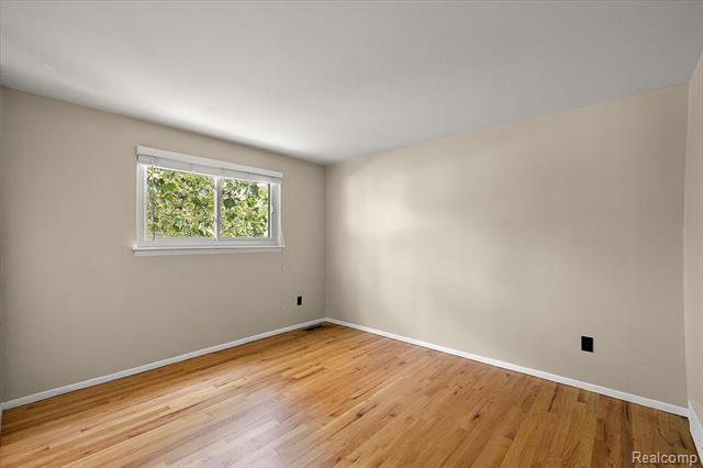 Builiding view twenty for 754 W Baker, Clawson, MI. 48017