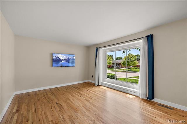 Builiding view two for 754 W Baker, Clawson, MI. 48017