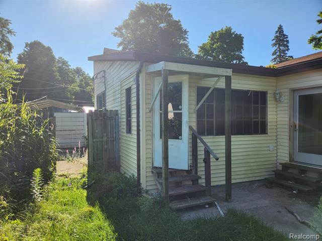 Builiding view thirty two for 315 Mcomber, Dowagiac, MI. 49047