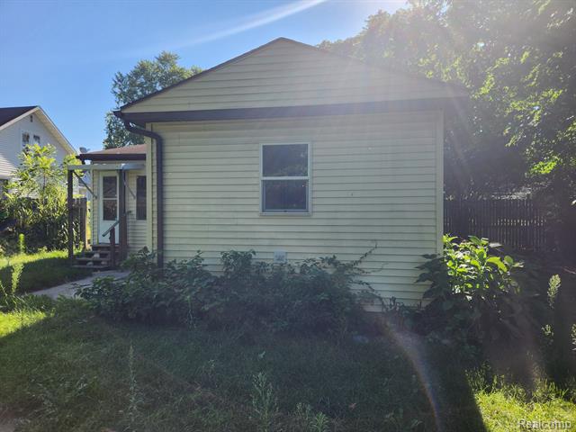 Builiding view twenty seven for 315 Mcomber, Dowagiac, MI. 49047