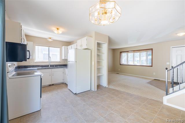 Builiding view nine for 569 Hendrickson, Clawson, MI. 48017