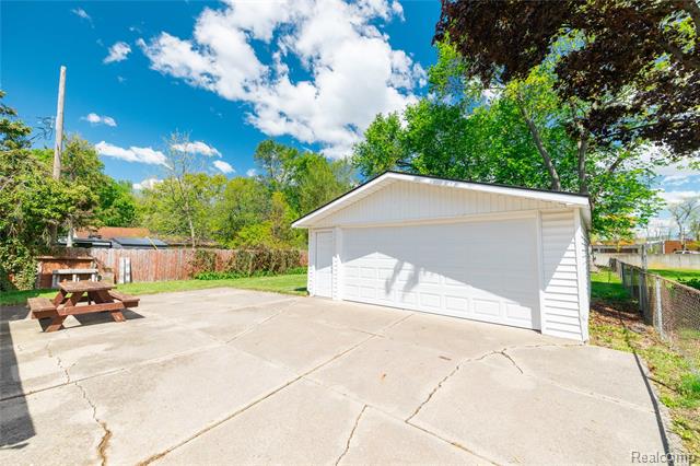 Builiding view thirty five for 569 Hendrickson, Clawson, MI. 48017