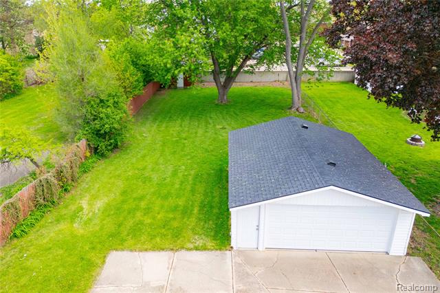 Builiding view thirty one for 569 Hendrickson, Clawson, MI. 48017