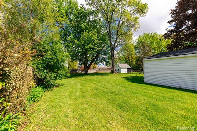 Builiding view thirty three for 569 Hendrickson, Clawson, MI. 48017