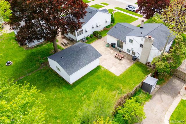 Builiding view thirty for 569 Hendrickson, Clawson, MI. 48017