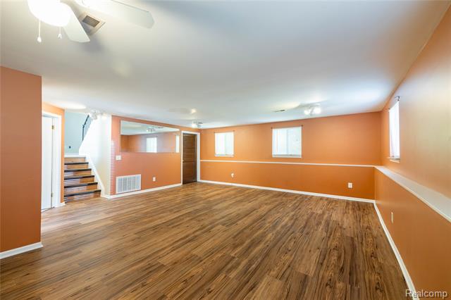 Builiding view twenty five for 569 Hendrickson, Clawson, MI. 48017