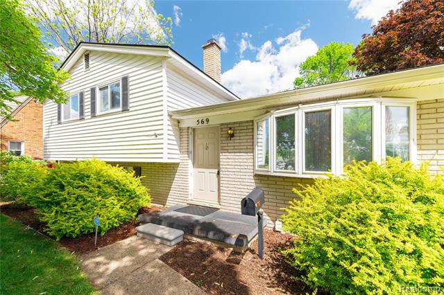 front view for 569 Hendrickson Blvd, Clawson, Mi. 48017