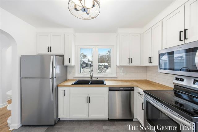 Builiding view eight for 803 Griffin St, Grand Haven, MI. 49417