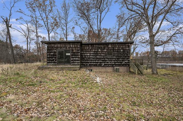 Builiding view thirty three for 22485 Clear Lake, Battle Creek, MI. 49014