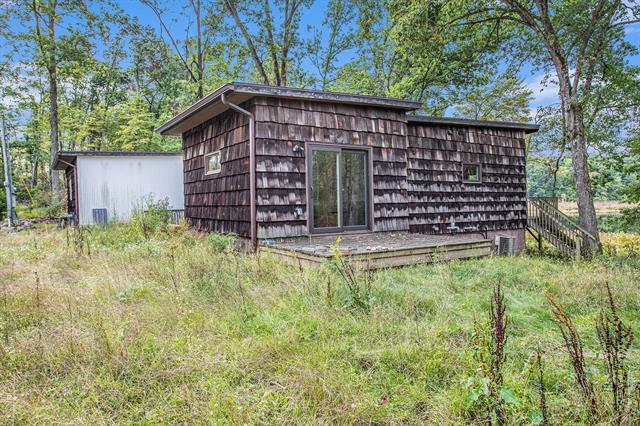 Builiding view twenty one for 22485 Clear Lake, Battle Creek, MI. 49014