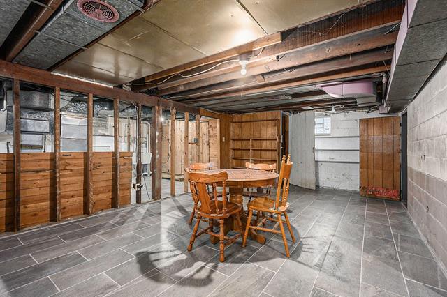 Builiding view eighteen for 926 Washburn, Kalamazoo, MI. 49048