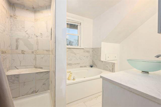 Builiding view eleven for 926 Washburn, Kalamazoo, MI. 49048