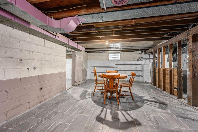 Builiding view seventeen for 926 Washburn, Kalamazoo, MI. 49048