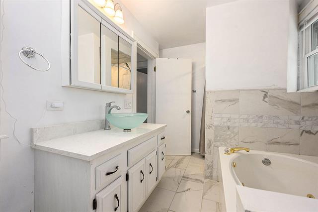 Builiding view twelve for 926 Washburn, Kalamazoo, MI. 49048