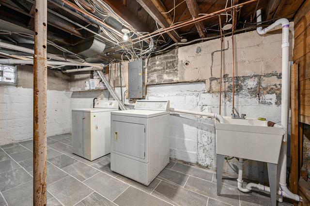 Builiding view twenty one for 926 Washburn, Kalamazoo, MI. 49048