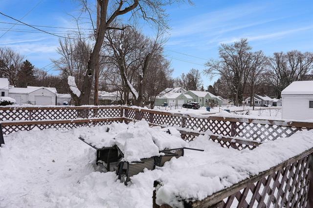 Builiding view twenty three for 926 Washburn, Kalamazoo, MI. 49048