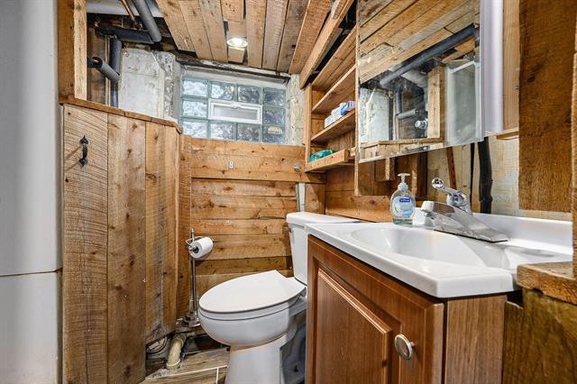 Builiding view twenty two for 926 Washburn, Kalamazoo, MI. 49048