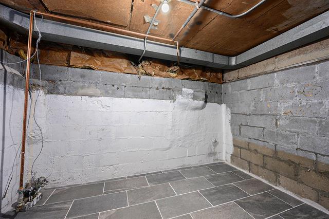 Builiding view twenty for 926 Washburn, Kalamazoo, MI. 49048