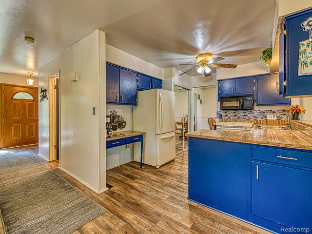 Builiding view ten for 305 Cranbrook Blvd, Monroe, MI. 48162