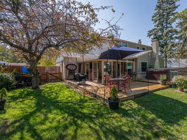 Builiding view thirty eight for 305 Cranbrook Blvd, Monroe, MI. 48162