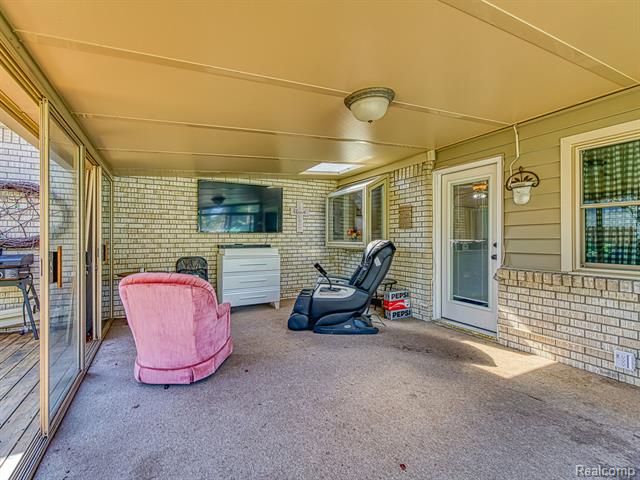 Builiding view thirty three for 305 Cranbrook Blvd, Monroe, MI. 48162