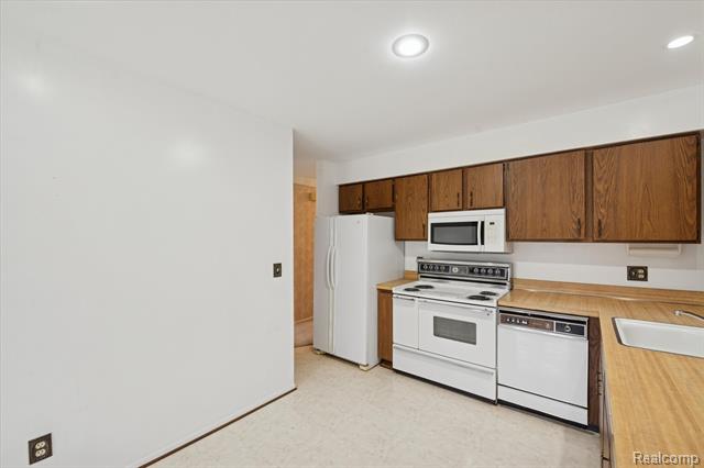 Builiding view nine for 751 Norchester, South Lyon, MI. 48178