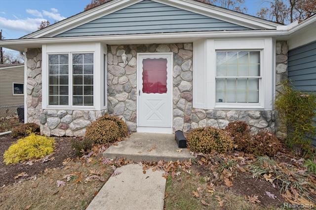 Builiding view one for 751 Norchester, South Lyon, MI. 48178