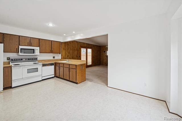 Builiding view seven for 751 Norchester, South Lyon, MI. 48178