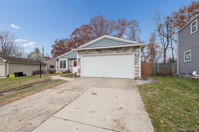 Builiding view thirty three for 751 Norchester, South Lyon, MI. 48178