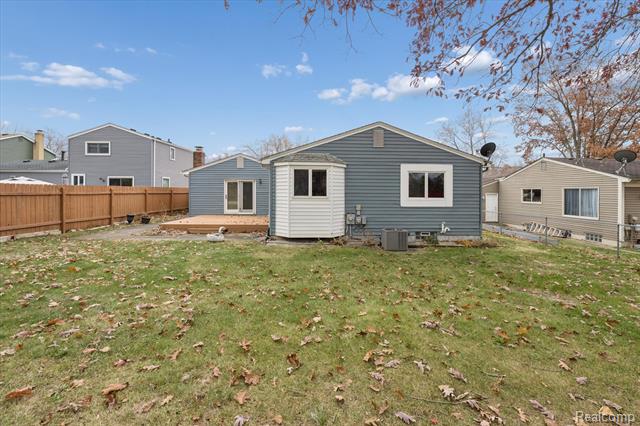 Builiding view twenty nine for 751 Norchester, South Lyon, MI. 48178