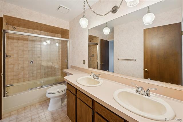 Builiding view twenty one for 751 Norchester, South Lyon, MI. 48178