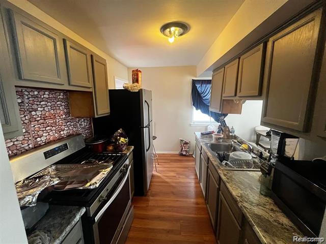 Builiding view five for 16816 Pinehurst, Detroit, MI. 48221