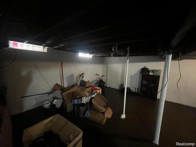 Builiding view thirteen for 16816 Pinehurst, Detroit, MI. 48221