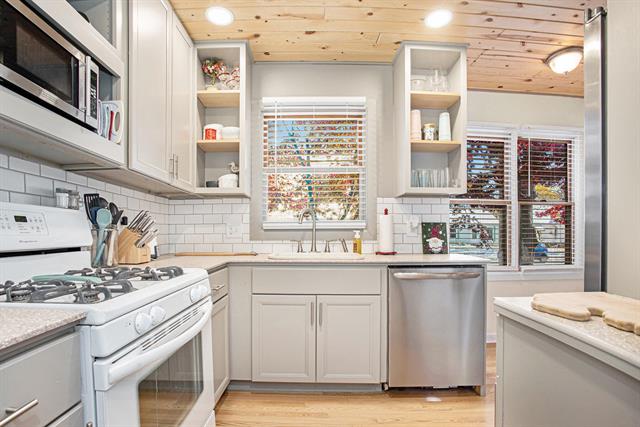 Builiding view seven for 2867 Sharon, Wyoming, MI. 49519