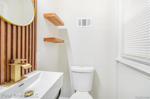 Builiding view twenty for 3829 Harvard, Detroit, MI. 48224