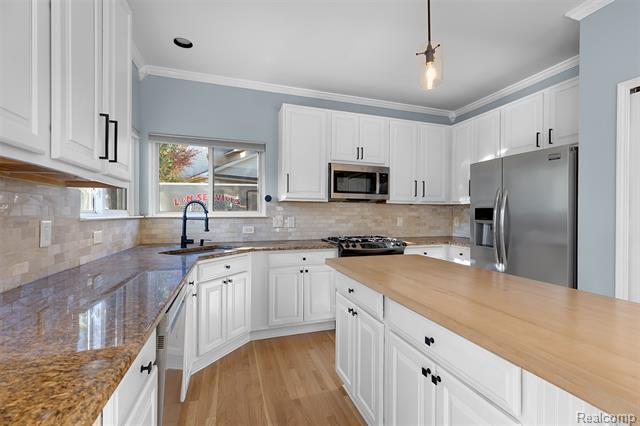 Builiding view thirteen for 1020 Carriage Trace, South Lyon, MI. 48178