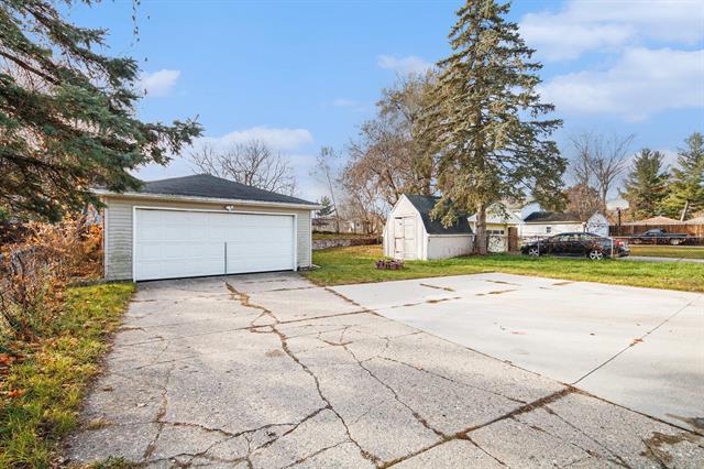 Builiding view twenty three for 1620 Royal Oak, Wyoming, MI. 49519