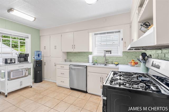 Builiding view nine for 2436 Madison, Grand Rapids, MI. 49507