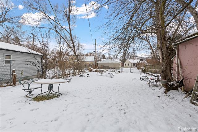 Builiding view eight for 215 Ainsworth, Ypsilanti, MI. 48197