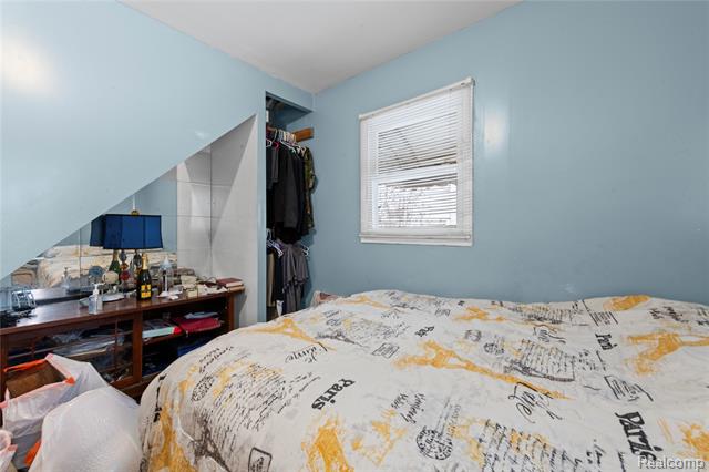 Builiding view eighteen for 215 Ainsworth, Ypsilanti, MI. 48197