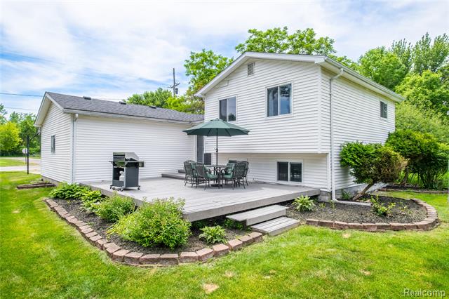 Builiding view six for 600 Caroline, Fenton, MI. 48430