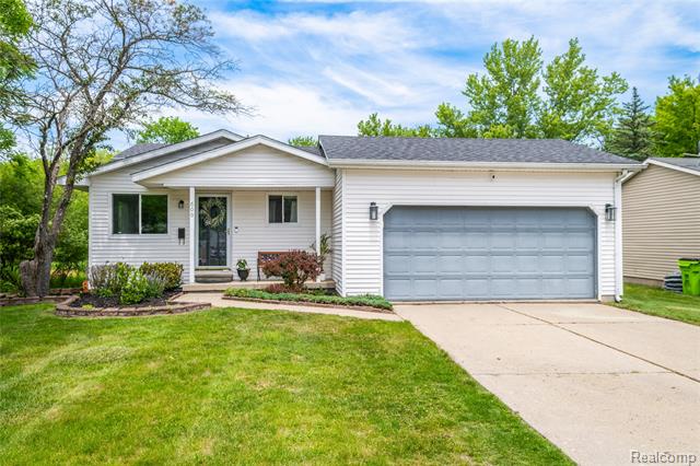 front view for 600 W Caroline Street, Fenton, Mi. 48430