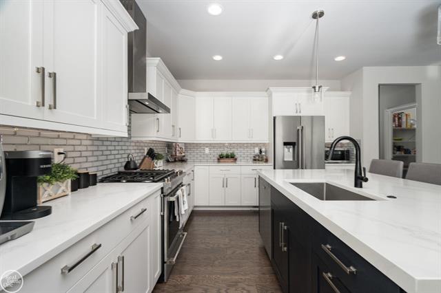 Builiding view fifteen for 16818 Glenhurst Drive, Macomb, MI. 48044