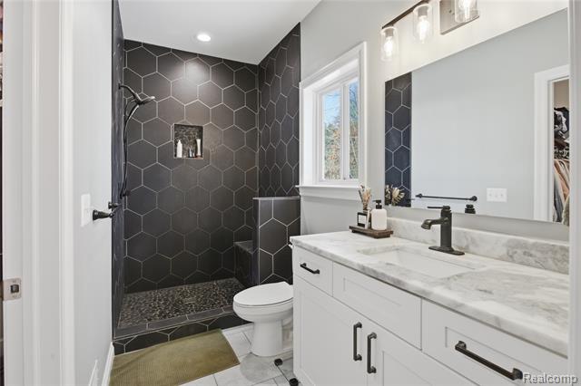 Builiding view twenty two for 2430 Judah, Lake Orion, MI. 48359